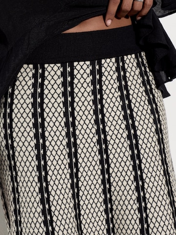 Apricot Abstract Stripe Knitted A-Line Midi Skirt ' ' in Schwarz