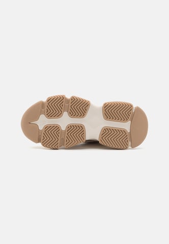 STEVE MADDEN Låg sneaker 'Privy' i vit