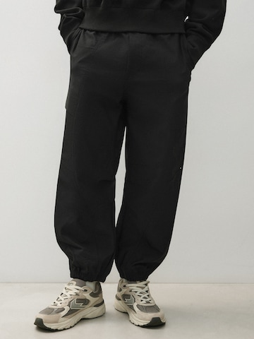 Bershka Дънки Tapered Leg Карго панталон в черно: отпред