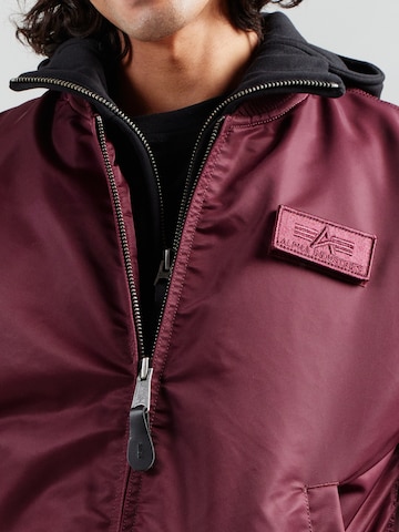 ALPHA INDUSTRIES Демисезонная куртка в Красный