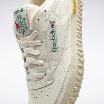 Baskets basses 'Club C' Reebok en beige