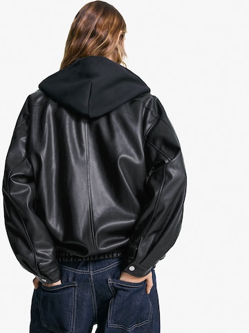 Bershka Overgangsjakke i sort