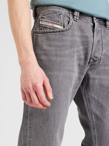 regular Jeans '1985 LARKEE' di DIESEL in grigio