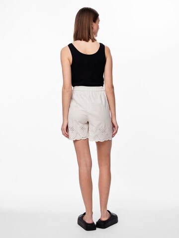 regular Pantaloni 'PCALMINA' di PIECES in beige
