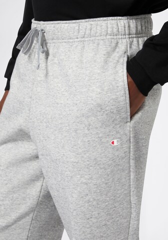Champion Authentic Athletic Apparel Tapered Jogginghose in Grau