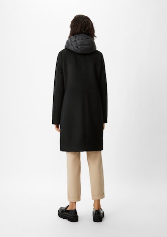 Manteau mi-saison comma casual identity en noir : derrière