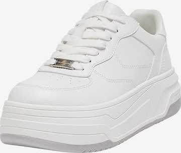 Pull&Bear Sneakers in White: front