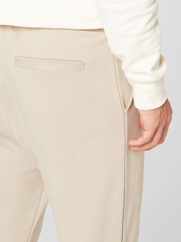 Kosta Williams x About You Regular Broek in Beige