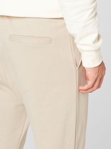 Kosta Williams x About You Regular Broek in Beige