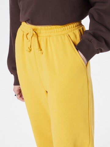 Cotton On Zwężany krój Spodnie w kolorze żółty