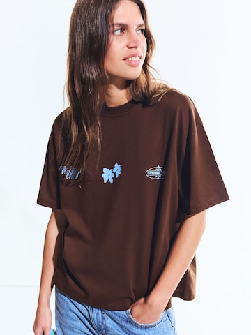 Tricou de la Bershka pe maro: față