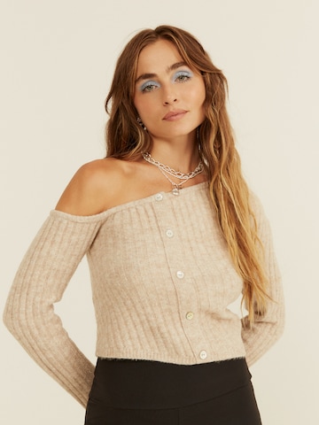 Pullover 'Aleyna' di ABOUT YOU x Sofia Tsakiridou in beige: frontale