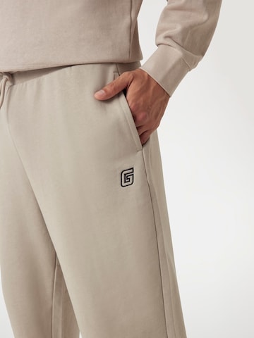 GUESS Tapered Hose in Beige