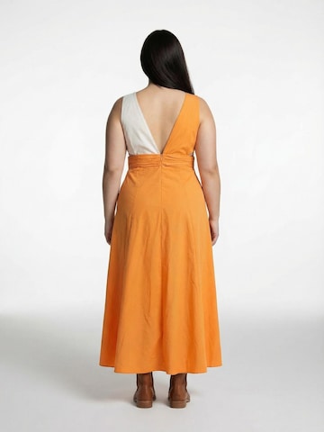 Shop Karey - Vestido de gala 'Sunset Breeze' en naranja