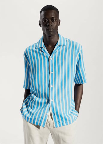 Coupe regular Chemise 'ESTRENC' MANGO MAN en bleu : devant