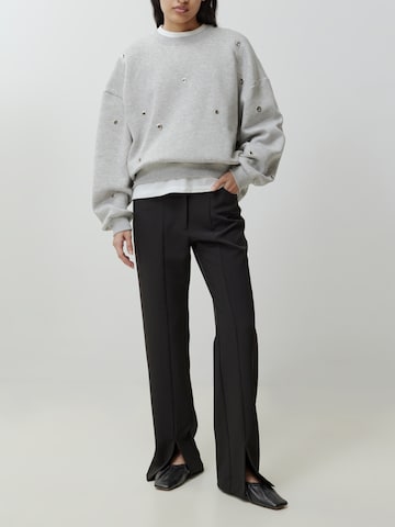 EDITED Sweatshirt 'Ylva' in Grau