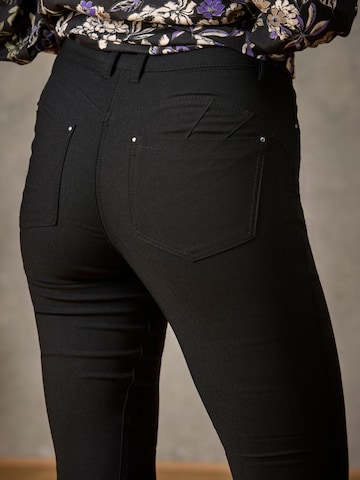 ze-ze Regular Pants 'Shape 2' in Black: front