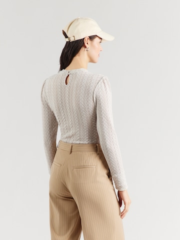 Tricou body 'Clara' de la ABOUT YOU pe alb