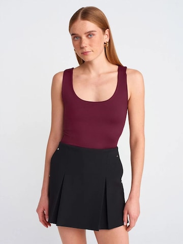 Dilvin Top in Red: front