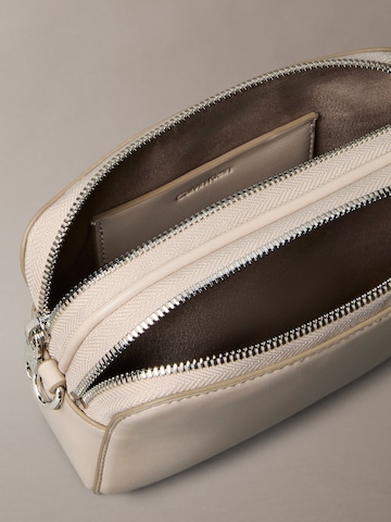 Calvin Klein - Bolso de hombro en beige