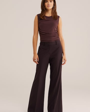 Wide leg Pantaloni cu dungă de la WE Fashion pe roșu