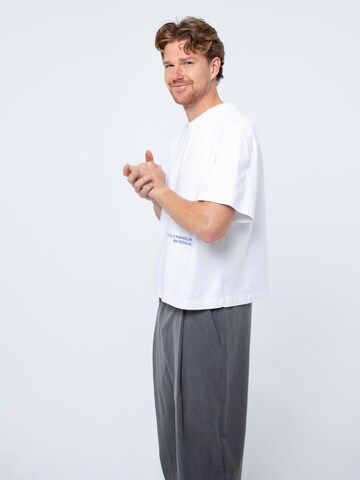 BAYSIDE BOUND Oversized shirt 'THE CORE UNISEX BOXY TEE' in White: front