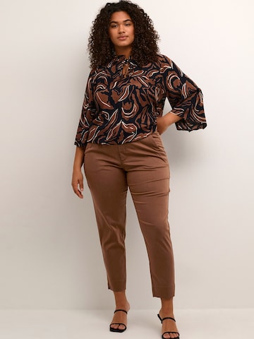 KAFFE CURVE - Skinny Calças chino 'Leana' em castanho