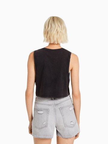 Top de la Bershka pe negru