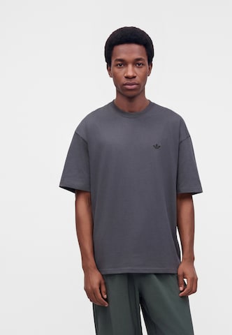 ADIDAS ORIGINALS - Camiseta en gris: frente