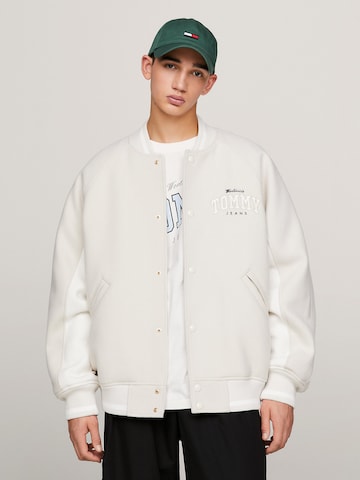 Tommy Jeans Välikausitakki 'Varsity' värissä beige: edessä