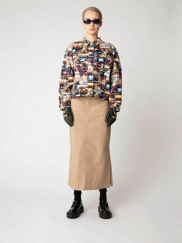 Résumé Välikausitakki 'Tinsley' värissä monivärinen