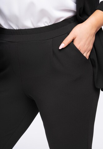 Slimfit Pantaloni con pieghe 'ERYKA' di Karko in nero