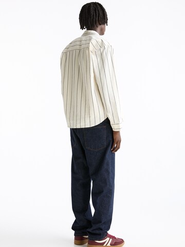 Pull&Bear Comfort Fit Paita värissä valkoinen