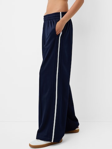 Bershka Wide leg Byxa i blå: framsida