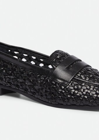 COMMA Classic Flats in Black