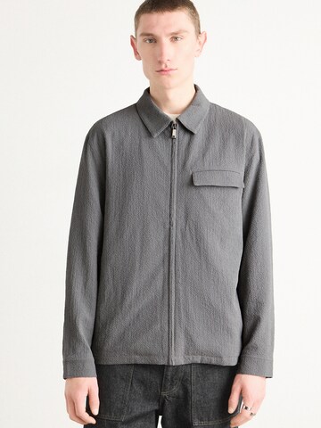 Calvin Klein Демисезонная куртка в Серый: спереди