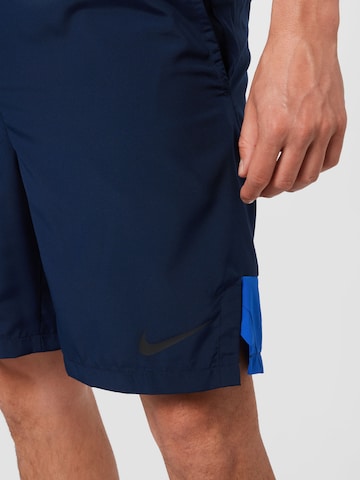 NIKE Regular Sportshorts in Blau