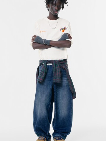 Tricou de la Pull&Bear pe alb