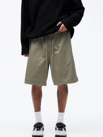 Pull&Bear Loose fit Pants in Green: front