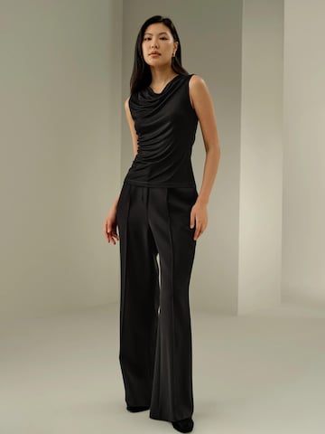 Top 'Seidenjersey Ärmelloses Top mit Wasserfallausschnitt' di Lilysilk in nero