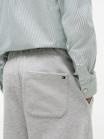 TOMMY HILFIGER Loose fit Trousers in Grey