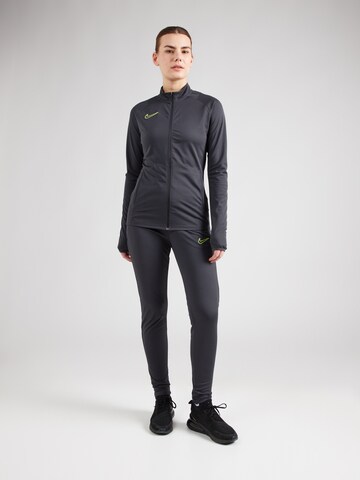 Completo per l'allenamento di NIKE in grigio: frontale