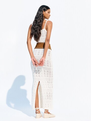 Robes en maille Bershka en blanc
