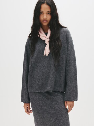 Pull&Bear Пуловер в сиво: отпред