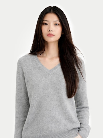 GOBI Cashmere Trui 'Women's Essential Cashmere V-Neck Sweater' in Grijs