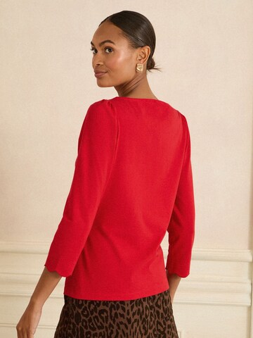 Tricou de la love & roses pe roșu