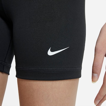 NIKE Skinny Sportshorts in Schwarz