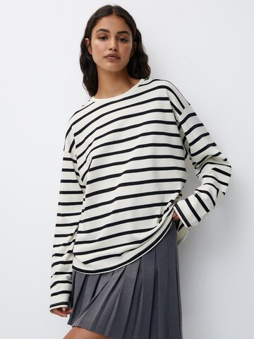 Pull&Bear Shirt in White: front