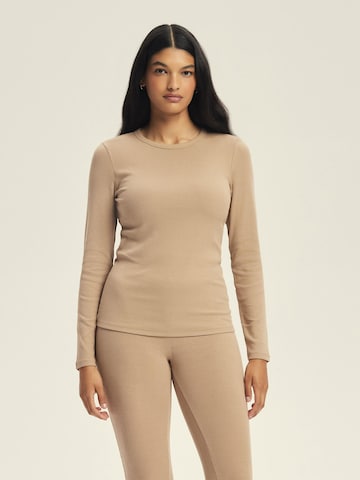 Maglietta 'Figurbetontes Ripp-Langarmshirt aus Viskosemix, Jody 2' di ESOTIQ in beige
