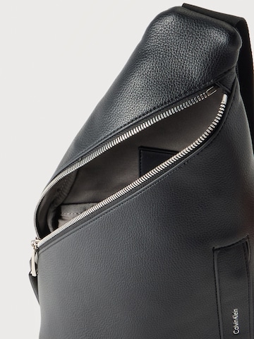 juoda Calvin Klein Rankinė su ilgu dirželiu 'RAISED'